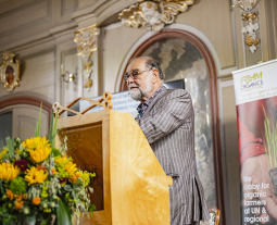 Prof. Dr. Hartmut Vogtmann spricht als Ehrenpräsident beim Festakt 50 Jahre IFOAM - Organics International.